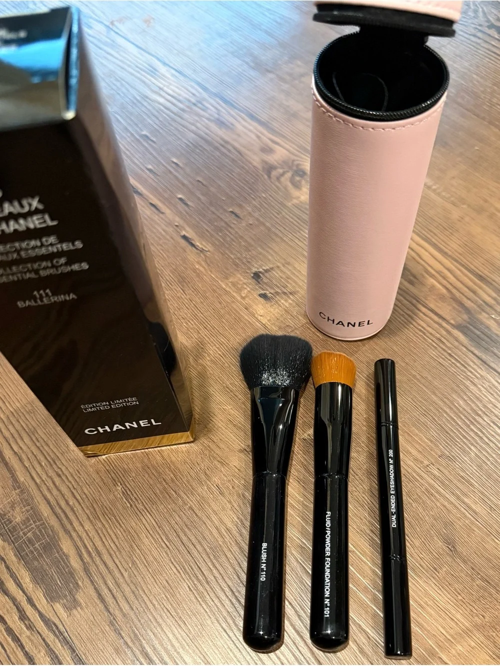 CHANEL BEAUTÊ Set of 3 Makeup Brushes With Case